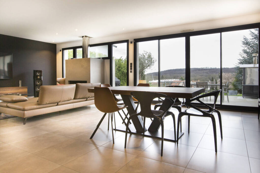 La salle à manger avec une vue sur le salon et sa cheminée enduite, by Sabrina Alvarez Design, Architecte d'intérieur et Décoratrice en Ile-de-France