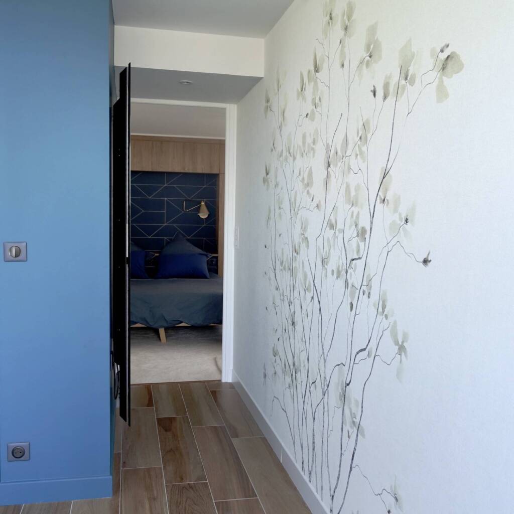 Le couloir et son papier peint floral doré, by Sabrina Alvarez Design, Architecte d'intérieur et Décoratrice en Ile-de-France