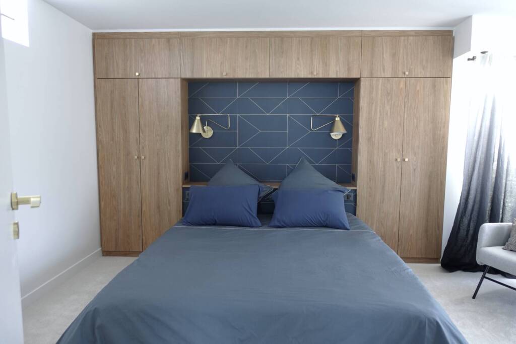 Le lit et l'agencement en pont et tête de lit au papier peint bleu géométrique, by Sabrina Alvarez Design, Architecte d'intérieur et Décoratrice en Ile-de-France