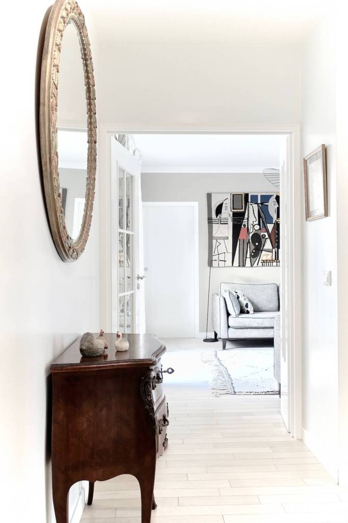 Le couloir blanc immaculé avec meuble de style et vue vers Picasso, by Sabrina Alvarez Design, Architecte d'intérieur et Décoratrice en Ile-de-France
