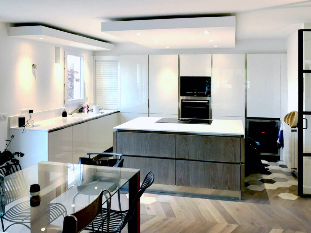 Grand ilot central pour la cuisine blanche, by Sabrina Alvarez Design, Architecte d'intérieur et Décoratrice en Ile-de-France