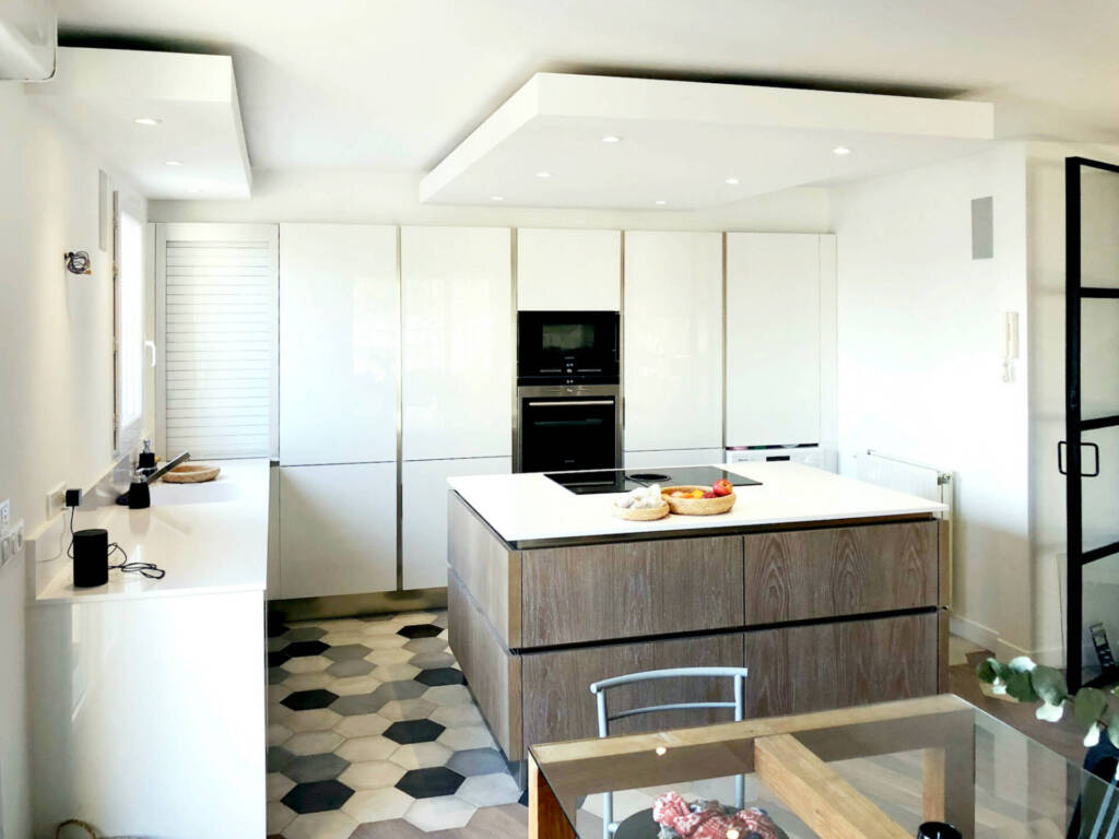 La cuisine structurée avec faux plafonds, by Sabrina Alvarez Design, Architecte d'intérieur et Décoratrice en Ile-de-France