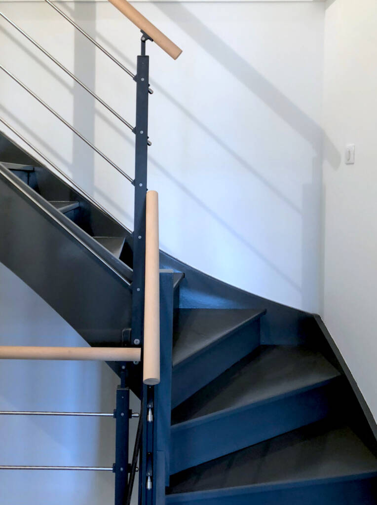 L'escalier peint en noir avec rambarde métal et rampe bois, by Sabrina Alvarez Design, Architecte d'intérieur et Décoratrice en Ile-de-France