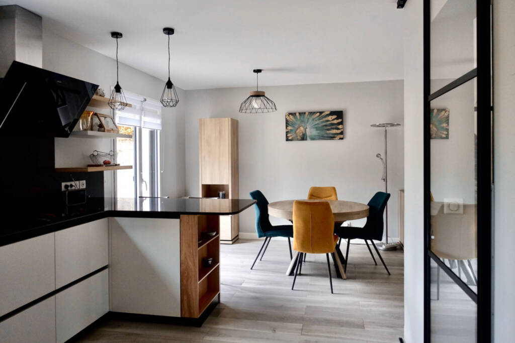 Vue la cuisine vers la salle à manger avec la verrière de l'entrée, by Sabrina Alvarez Design, Architecte d'intérieur et Décoratrice en Ile-de-France