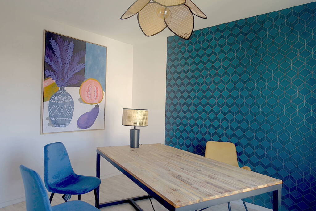 Un bureau aux tons bleus et tableau coordonné, by Sabrina Alvarez Design, Architecte d'intérieur et Décoratrice en Ile-de-France